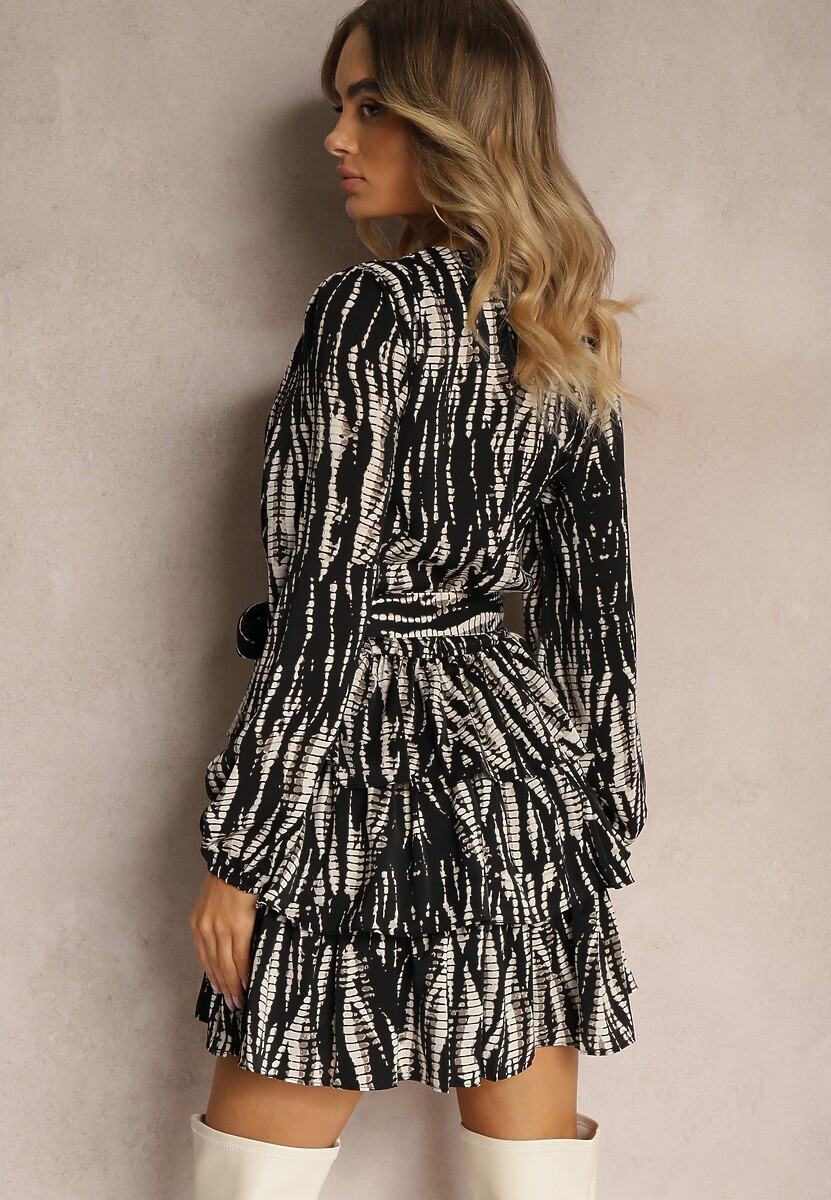 Czarno-Biała Rozkloszowana Sukienka Mini z Paskiem i Falbankami w Abstrakcyjny Wzór z Kopertowym Dekoltem Varniema