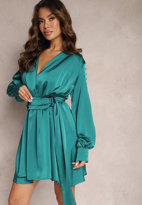 Zielona Sukienka z Paskiem Ozdobionym Klamrą i Gumką w Talii z Kopertowym Dekoltem Carbanla