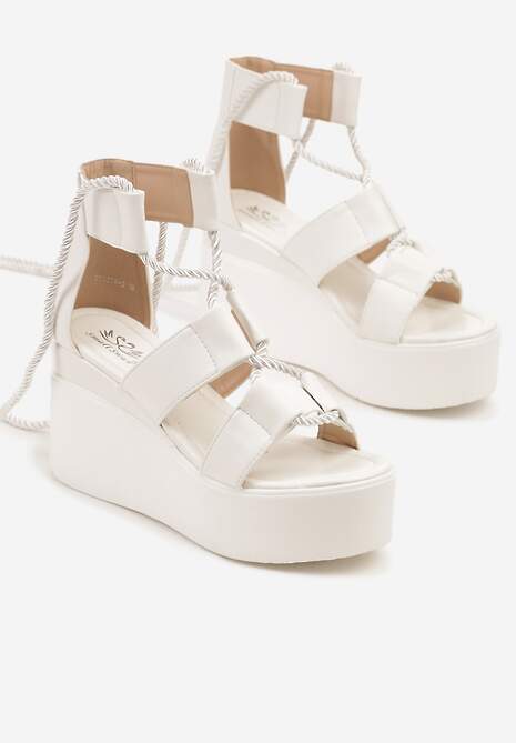 Białe Sandały na Koturnie z Ozdobnym Wiązaniem Olfia