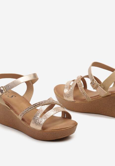 Szampańskie Sandały na Koturnie Zapinane na Sprzączkę z Cyrkoniami Wykończone Metaliczną Nitką Herasta