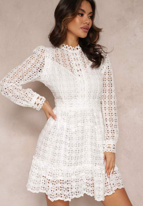 Biała Taliowana Sukienka z Koronką i Falbaną na Dole Kamora
