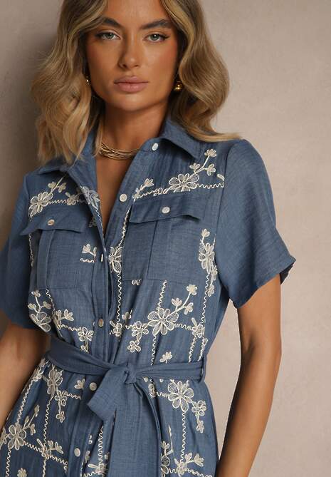 Niebieska Koszulowa Sukienka z Wiązanym Paskiem Zdobiona Haftem Malinnessa