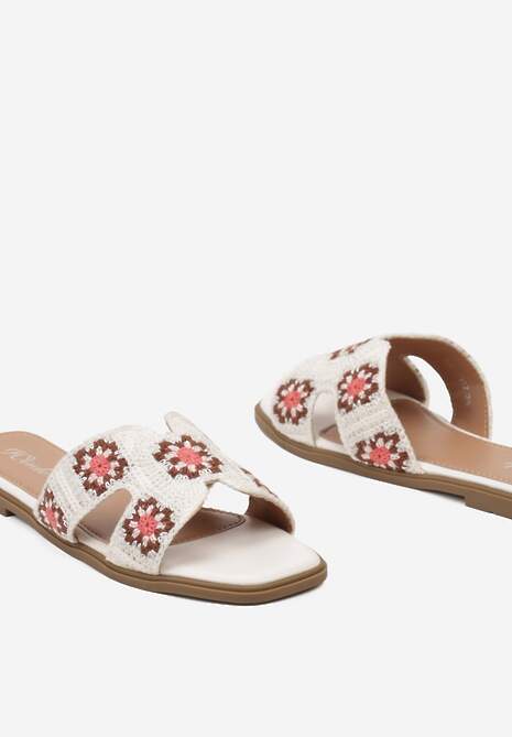Białe Klapki Ozdobione Haftowanymi Kwiatami Reviala