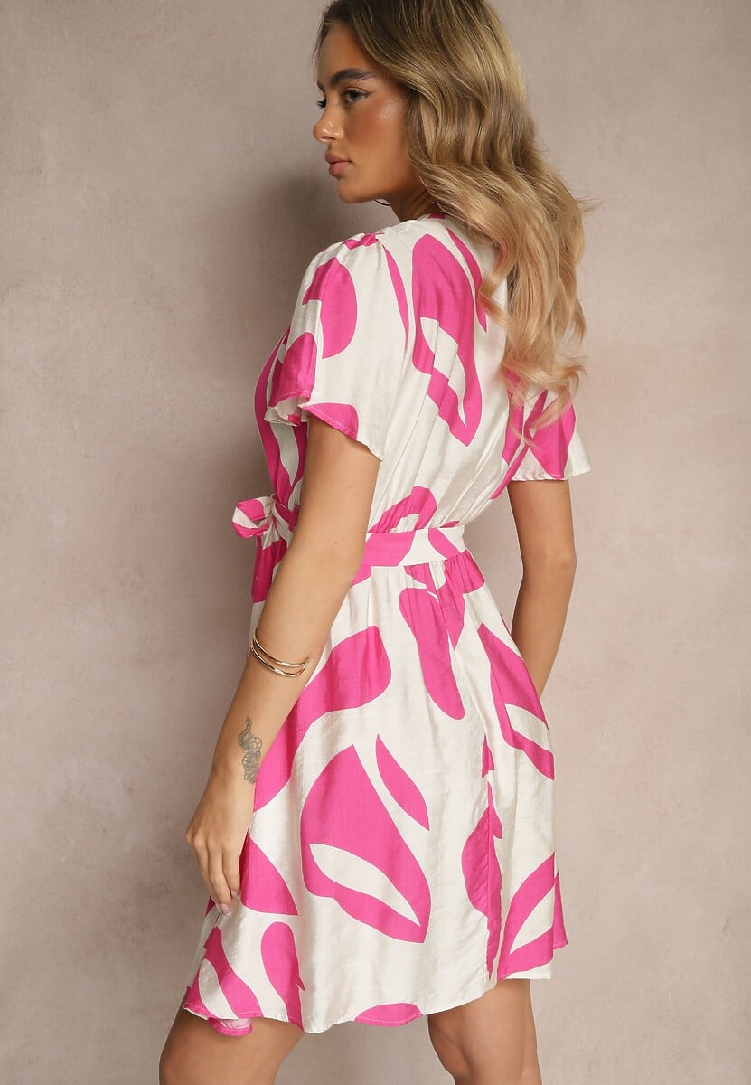 Różowa Sukienka z Gumką i Wiązanym Paskiem w Talii w Abstrakcyjny Wzór Okloria