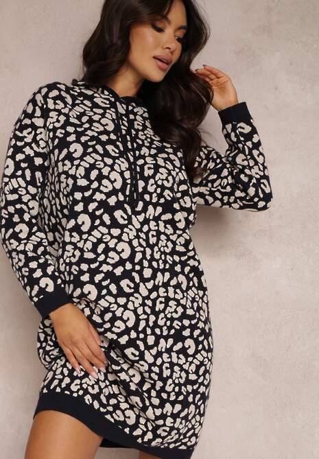 Czarno-Biała Sukienka Sweterkowa z Kapturem w Cętki Legava