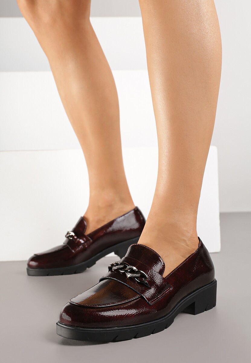 Bordowe Mokasyny Lakierowane Ozdobione Metaliczną Aplikacją Bemoste