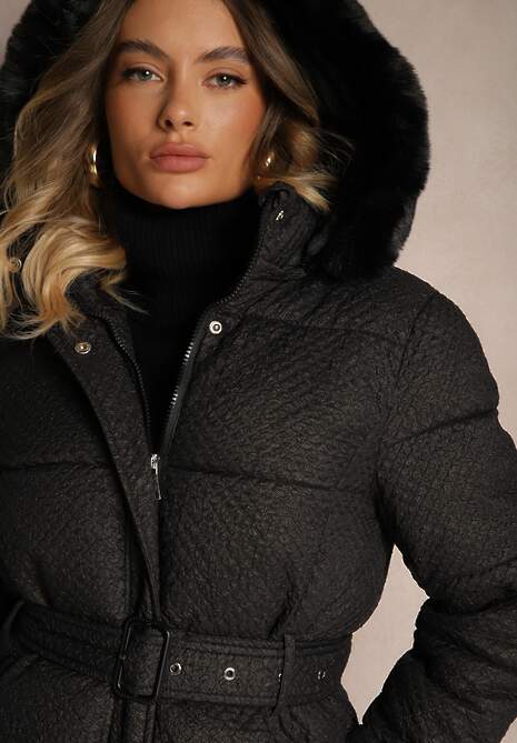 Czarna Kurtka z Pikowanymi Przeszyciami i Kapturem Zdobiona Tłoczeniami i Paskiem Ediara