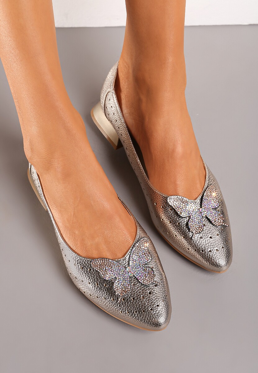 Złote Czółenka Ozdobione Motylkiem i Ażurową Perforacją ze Skórzaną Wkładką Wellamo