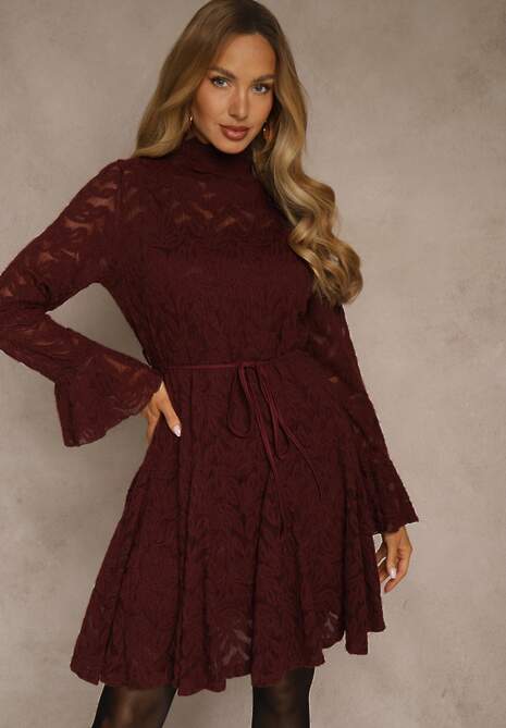Bordowa Sukienka ze Stójką z Koronki Zdobiona Wiązaniem w Talii i Falbanami Elarassa