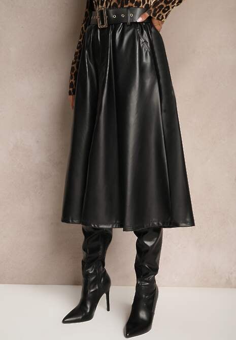 Czarna Spódnica z Ekoskóry o Rozkloszowanym Kroju z Paskiem Sewida