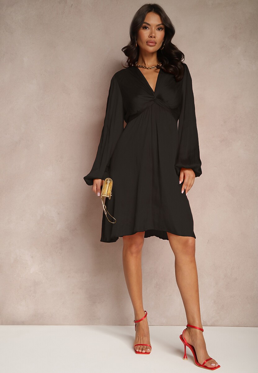 Czarna Sukienka o Rozkloszowanym Kroju z Plisami i Marszczeniem Alaretia