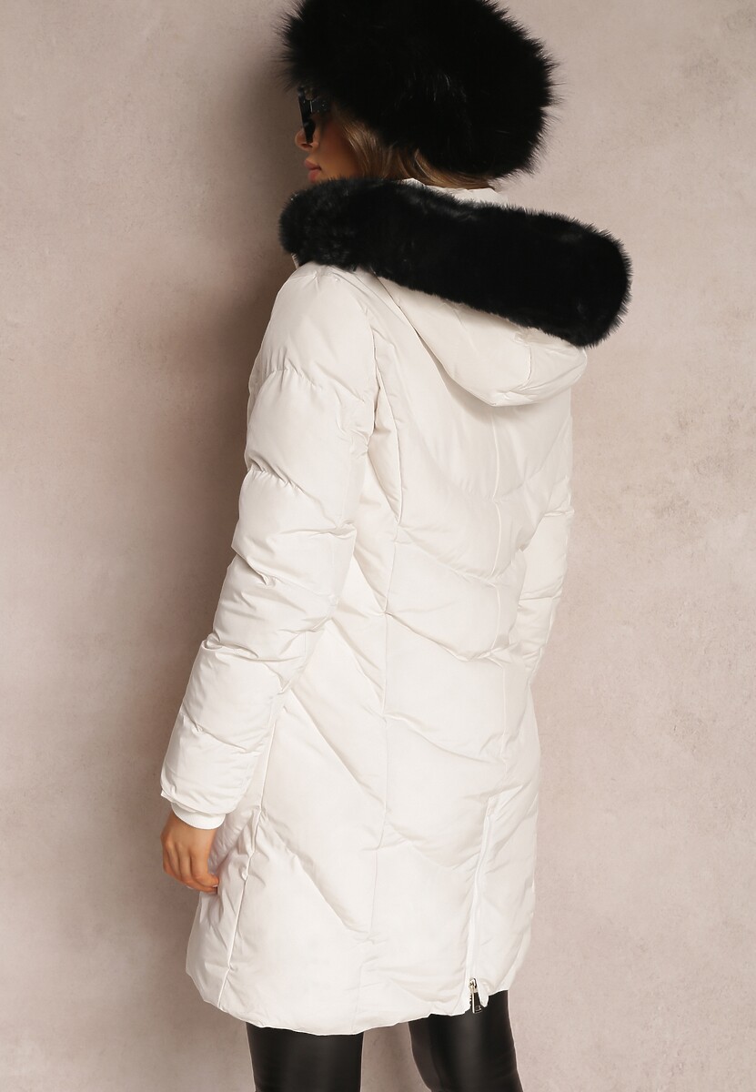 Biała Kurtka Pikowana do Kolan z Futrzanym Kapturem Biho