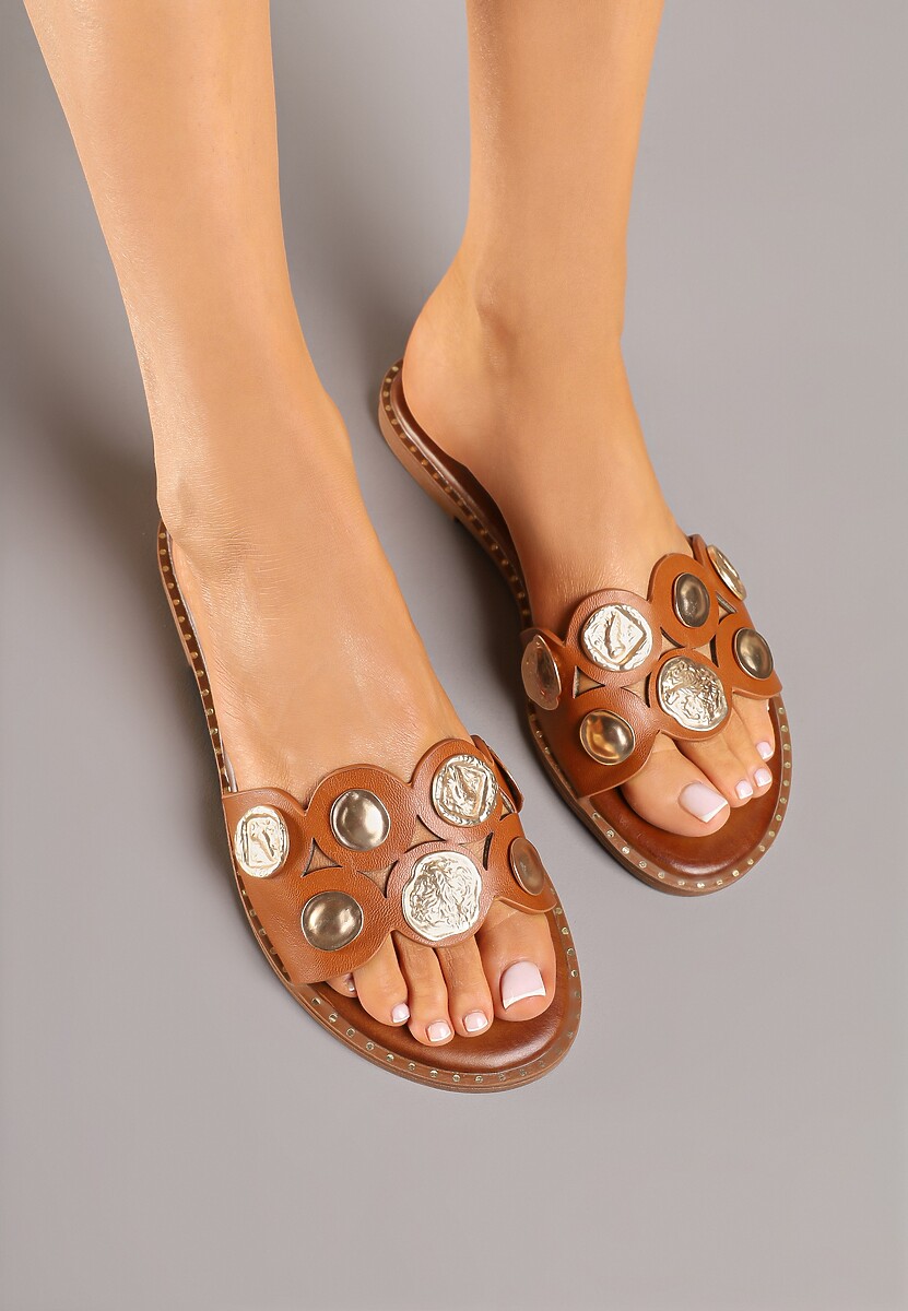 Czarne Klapki Zdobione Metalicznymi Aplikacjami Sepalie