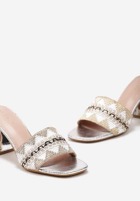 Srebrne Klapki na Obcasie z Metaliczną Wstawką i z Wyszywanym Paskiem Rasigata