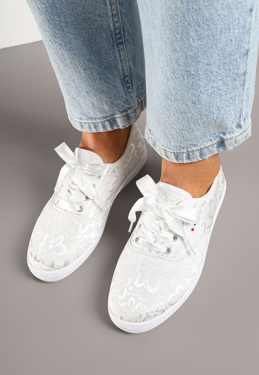 Białe Tenisówki Ozdobione Kwiatami Telesiena