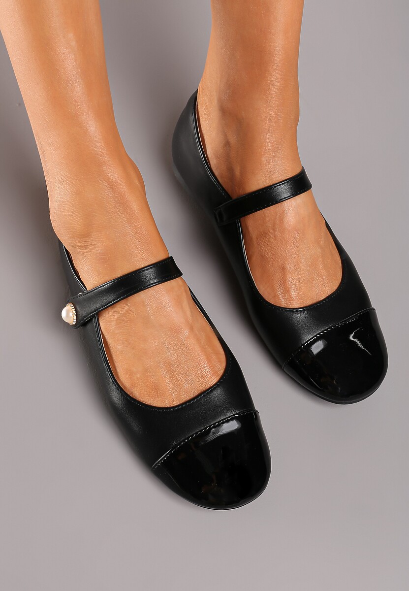 Czarne Balerinki na Płaskiej Podeszwie z Lakierowanym Noskiem i Ozdobnym Paskiem na Rzep Saivea