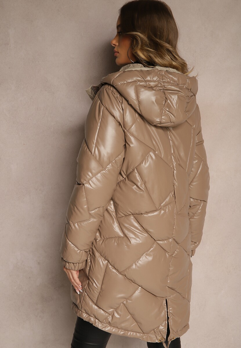 Ciemnobeżowa  Kurtka  Pikowana o Długim Kroju z Kapturem Ozdobiona Sznurkami Polezi