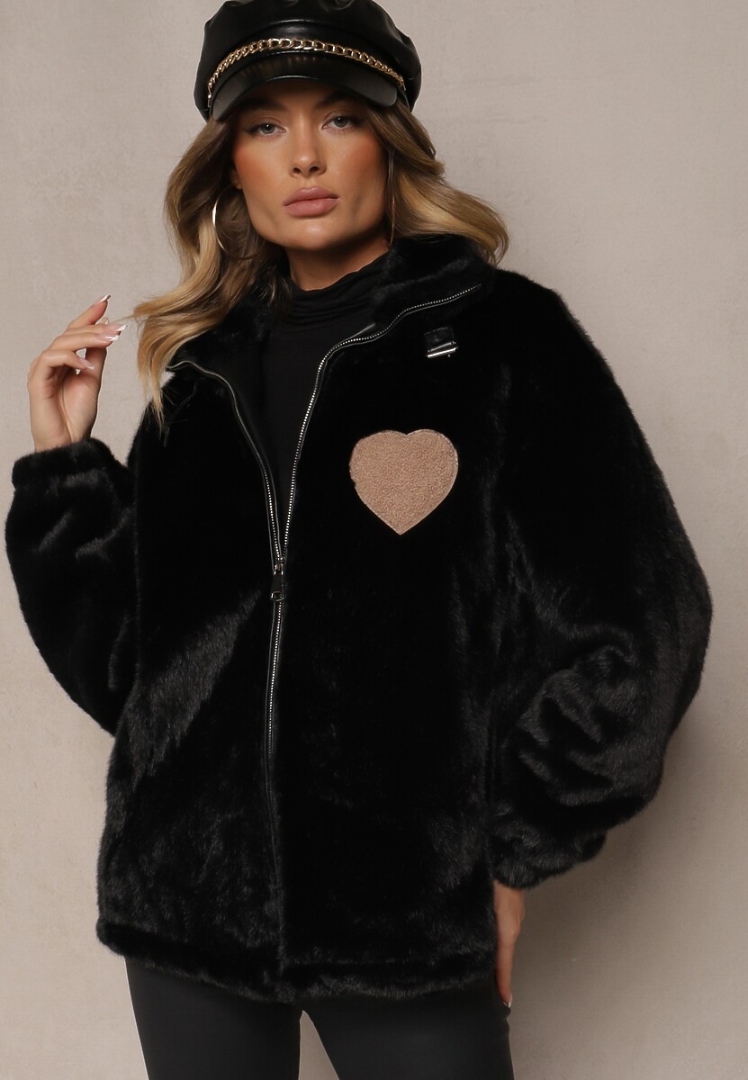 Jasnobeżowa Kurtka z Miękkiego Futerka Ozdobiona Naszytym Sercem Zozimara