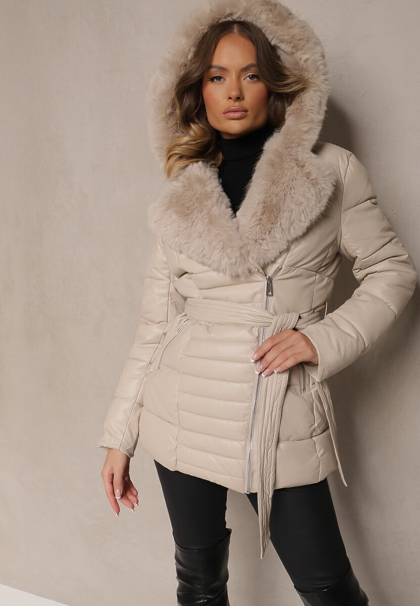 Jasnobeżowa Kurtka Pikowana z Paskiem w Talii i Kapturem Ozdobiona Futerkiem Jeleti