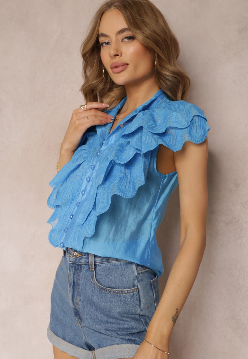 Niebieska Koszula z Szerokimi Falbanami z Przodu i na Ramionach Clioni