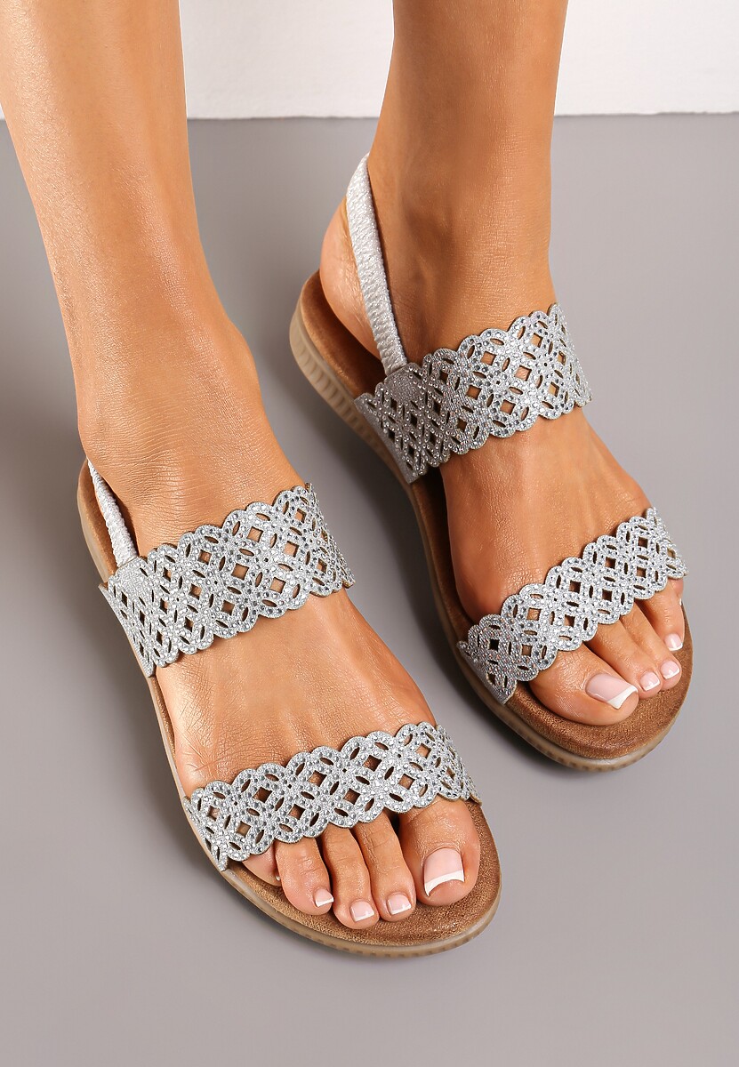 Srebrne Wsuwane Sandały z Ażurowymi Zdobieniami i Brokatem Tomoella