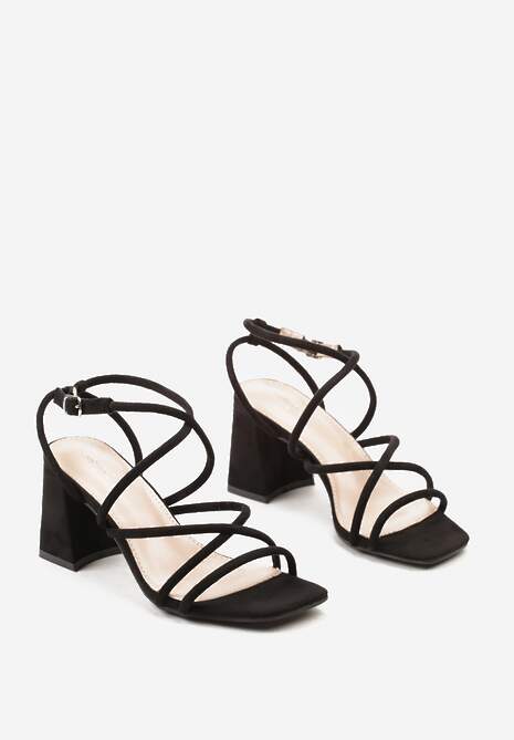 Czarne Sandały z Ozdobnymi Cienkimi Paskami Zapinane wokół Kostki Tiarsa
