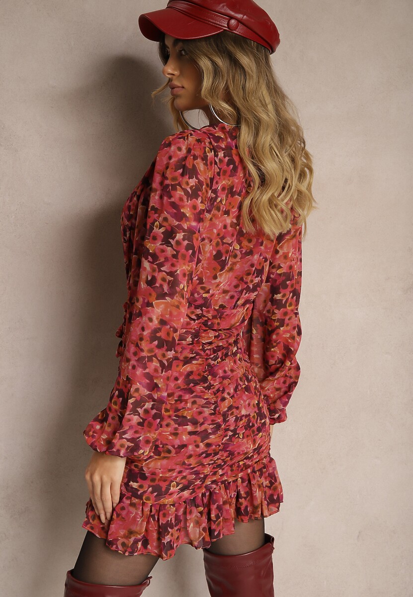 Czerwona Kwiatowa Sukienka o Dopasowanym Kroju Ozdobiona Falbankami i Marszczeniem Mirilira