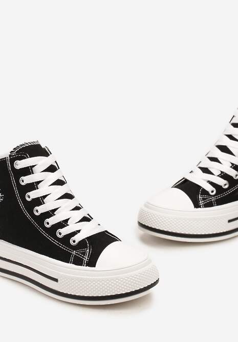 Czarne Trampki za Kostkę Ozdobione Haftowaną Naszywką Linasse