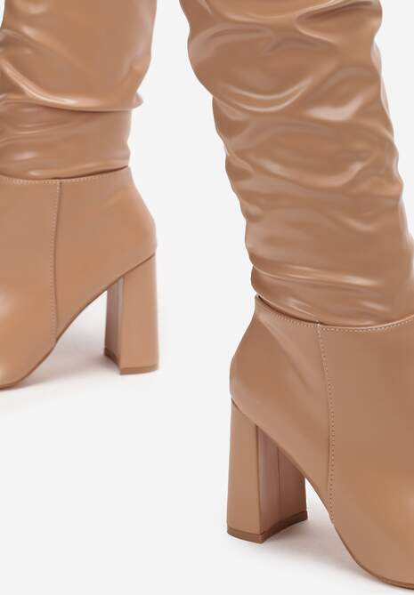 Beżowe Kozaki na Obcasie z Noskiem w Szpic i Marszczoną Cholewką Molla