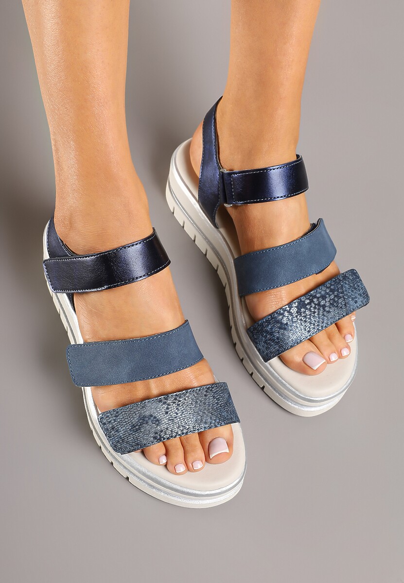 Granatowe Sandały na Niskiej Tłoczonej Platformie z Metalicznym Wykończeniem Weonea
