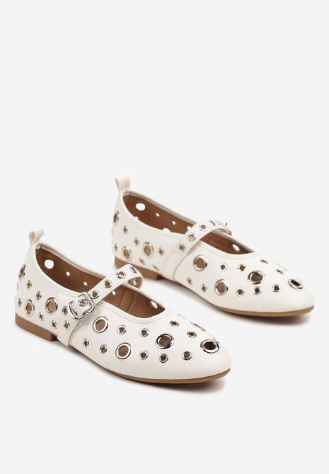 Białe Balerinki Ozdobione Paskiem i Metalicznymi Aplikacjami Erathira