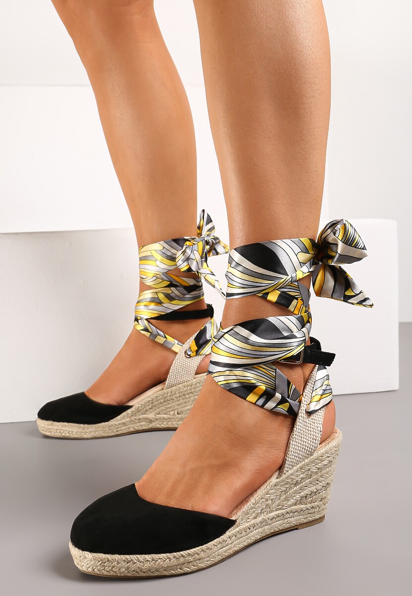 Czarne Wiązane Sandały Boho na Koturnie z Plecionką i Wstążką Wokół Kostki Oappho