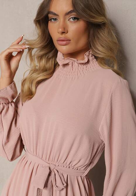 Różowa Sukienka z Falbankami i Golfem z Gumką w Talii i Dodatkowym Wiązanym Paskiem Savire