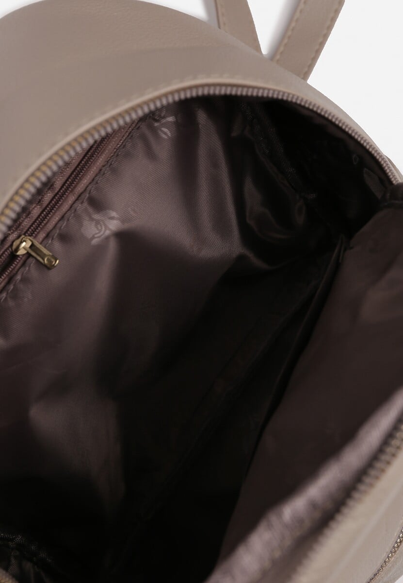 Ciemnobeżowy Casualowy Plecak Ozdobiony Metalicznym Logo i Pikowaniem Jaloedi