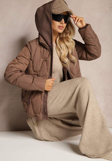 Brązowa Kurtka z Materiałowym Kapturem i Kieszeniami Zdobiona Pikowanymi Przeszyciami Ravathrias