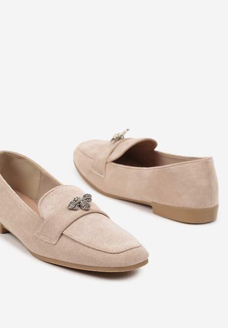 Ciemnobeżowe Mokasyny na Płaskiej Podeszwie Wykończone Metaliczną Aplikacją Evisia