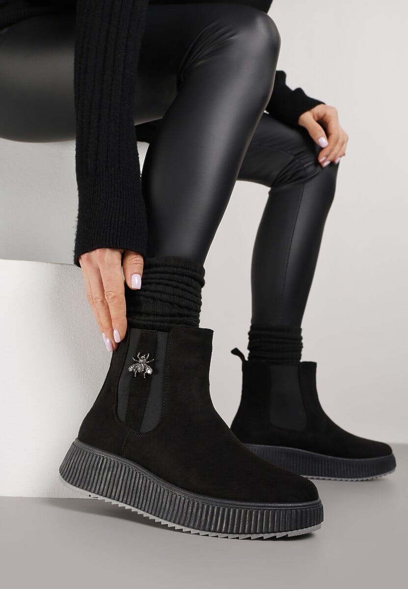 Czarne Botki Typu Sztyblety na Tłoczonej Platformie Zdobione Metalową Aplikacją Allecia