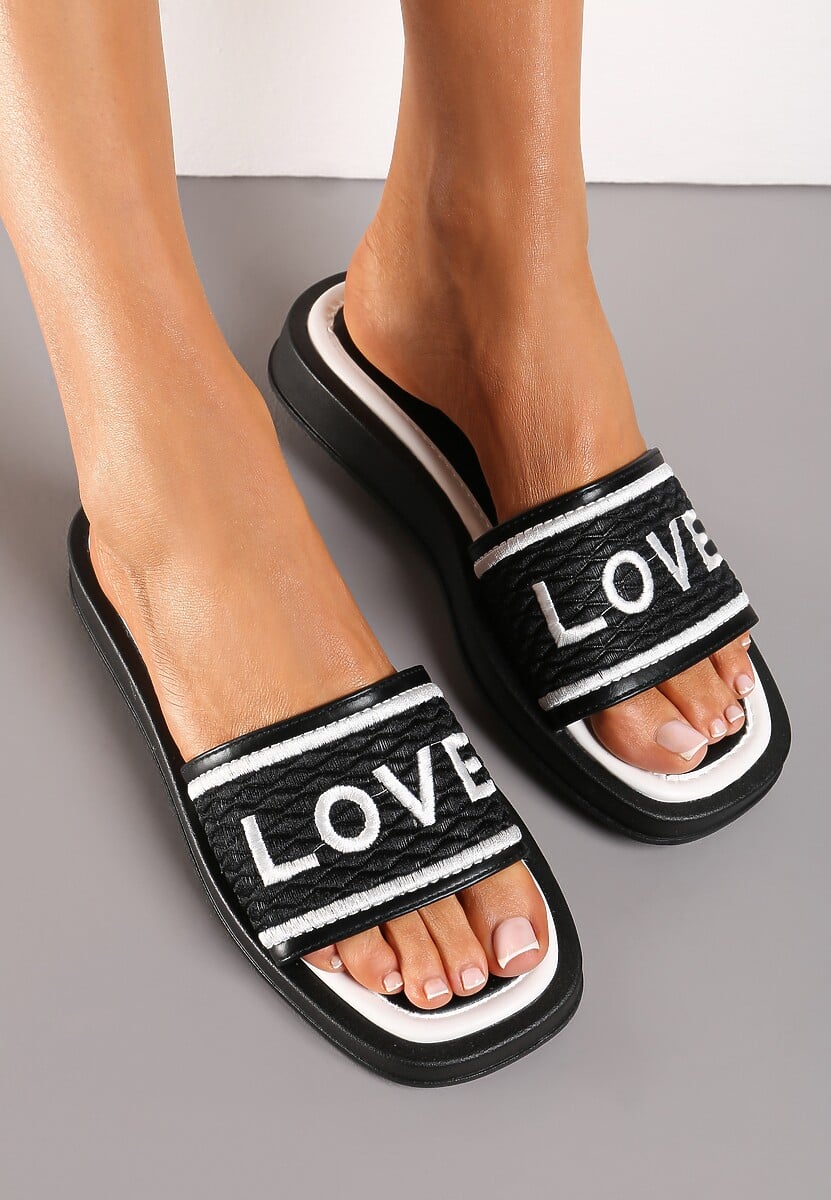 Czarne Klapki z Ozdobnym Napisem na Cholewce i Noskiem w Kwadrat Optizoria