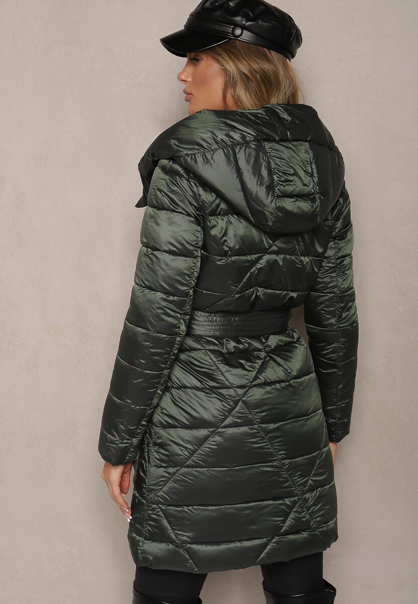 Zielona Kurtka Pikowana o Długim Kroju z Kapturem Ozdobiona Wiązaniem w Talii Anselith