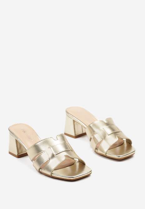 Złote Casualowe Klapki na Słupku Wykończone Kwadratowym Noskiem i Przeplecionymi Paskami Avelila