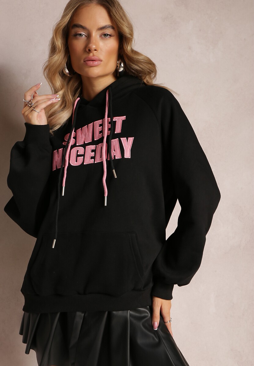 Czarna Bluza o Fasonie Kangurki Ozdobiona Napisem Taron