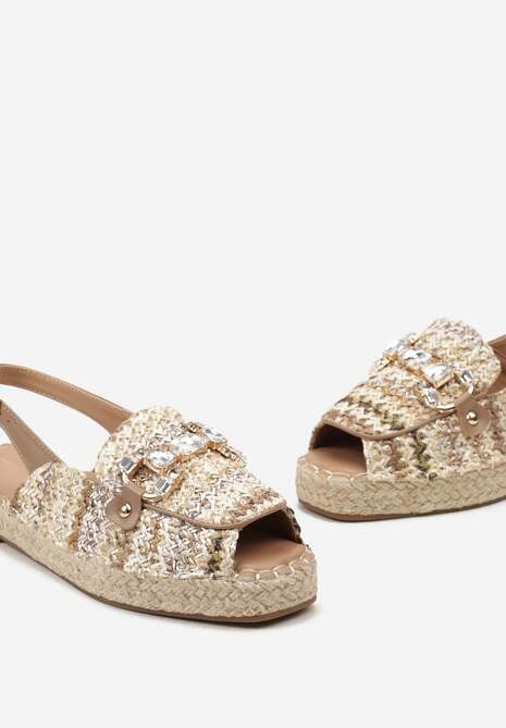 Ciemnobeżowe Sandały z Otwartym Noskiem na Podeszwie z Plecionki Ozdobione Metaliczną Klamrą Tivera