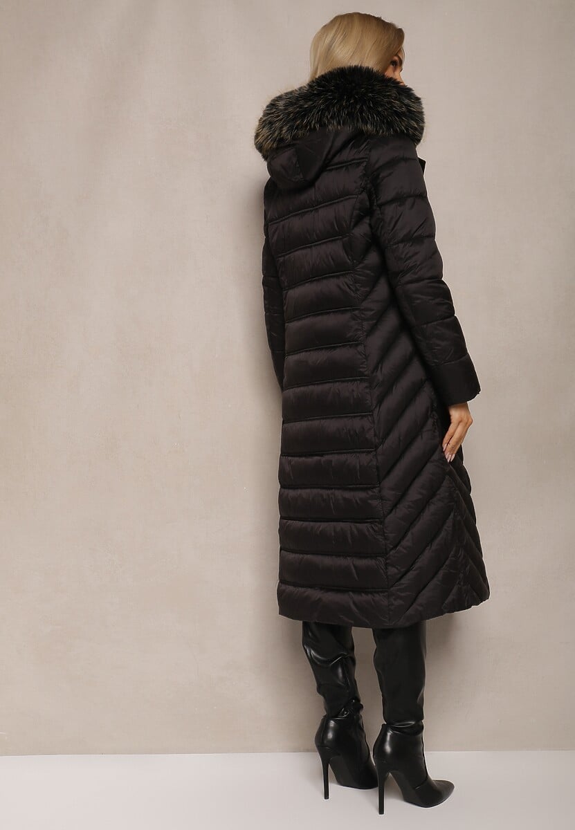 Czarna Długa Kurtka Zimowa z Pikowanymi Przeszyciami i Odpinanym Kapturem z Futerkiem Tinnelia