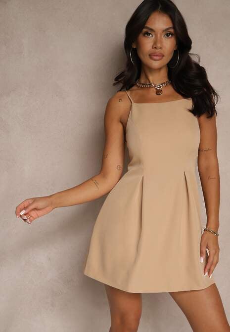 Beżowa Rozkloszowana Sukienka Vices na Ramiączkach z Ozdobnymi Zakładkami Milanelis