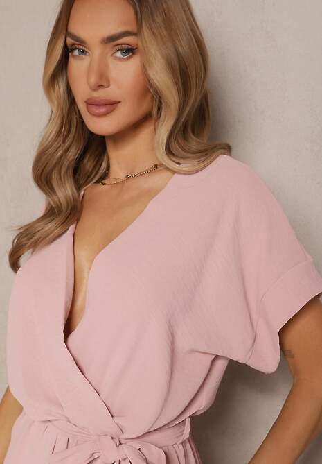 Różowy Kopertowy Kombinezon o Prostym Kroju z Wiązanym Paskiem Tevenea