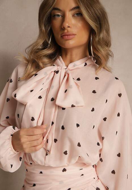 Różowa Sukienka o Rozkloszowanym Kroju z Nietoperzowymi Rękawami i Wiązaniem Mironaria