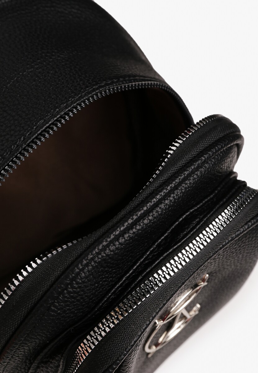 Czarny Klasyczny Plecak Zdobiony Metalowym Detalem z Regulowanymi Szelkami Ravandelle