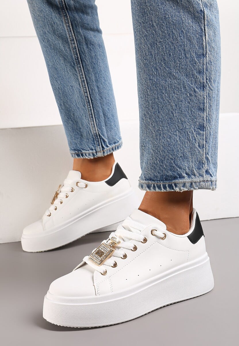 Biało-Czarne Sneakersy z Metaliczną Zawieszką na Sznurówkach Ozdobioną Cyrkoniami Edosa