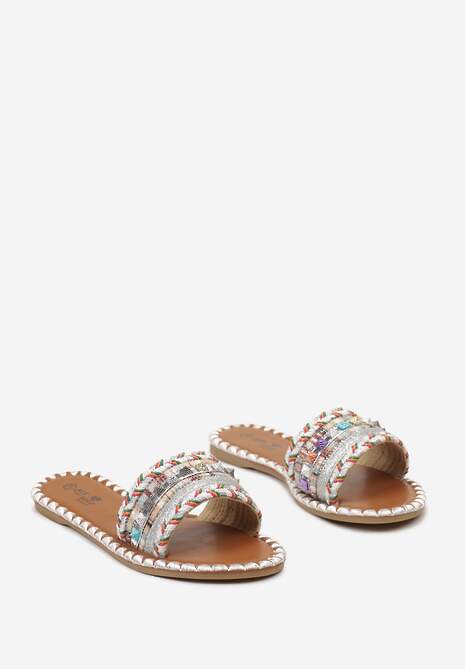 Biało-Srebrne Bogato Zdobione Klapki z Brokatem i Ćwiekami na Płaskiej Podeszwie Unatia