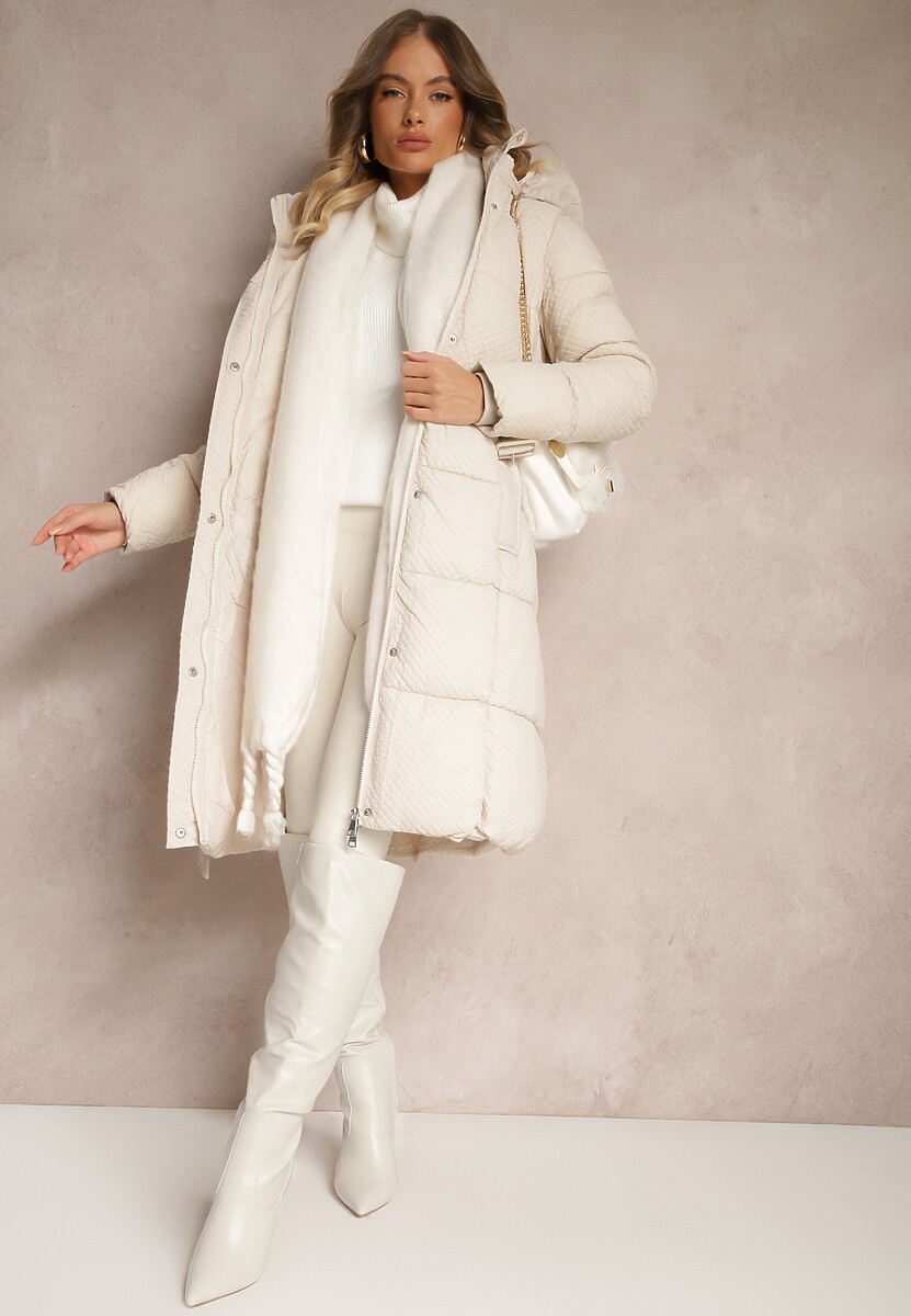 Biała Kurtka z Pikowanymi Przeszyciami i Kapturem Zdobiona Tłoczeniami i Paskiem Ediara